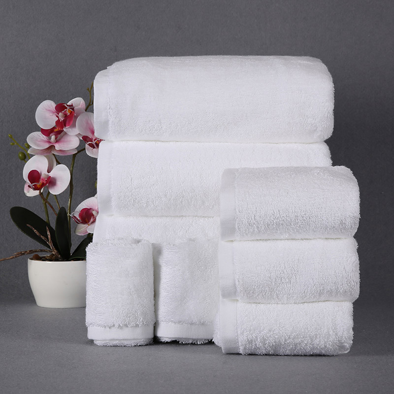 serviette de bain d'hôtel en coton blanc