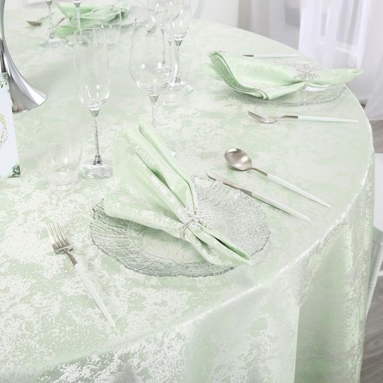 Nappes pures et fraîches pour la fête de mariage