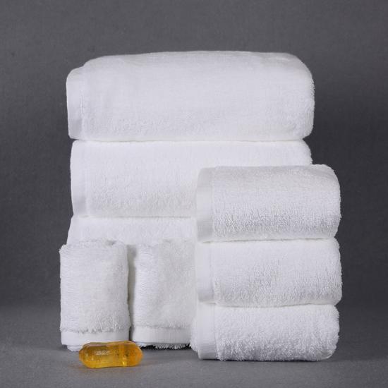 Serviette de bain chaude blanche brodée avec logo personnalisé de la collection Clean Spa de luxe