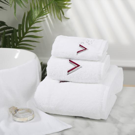 Serviettes et draps de bain blancs 100 % coton peigné